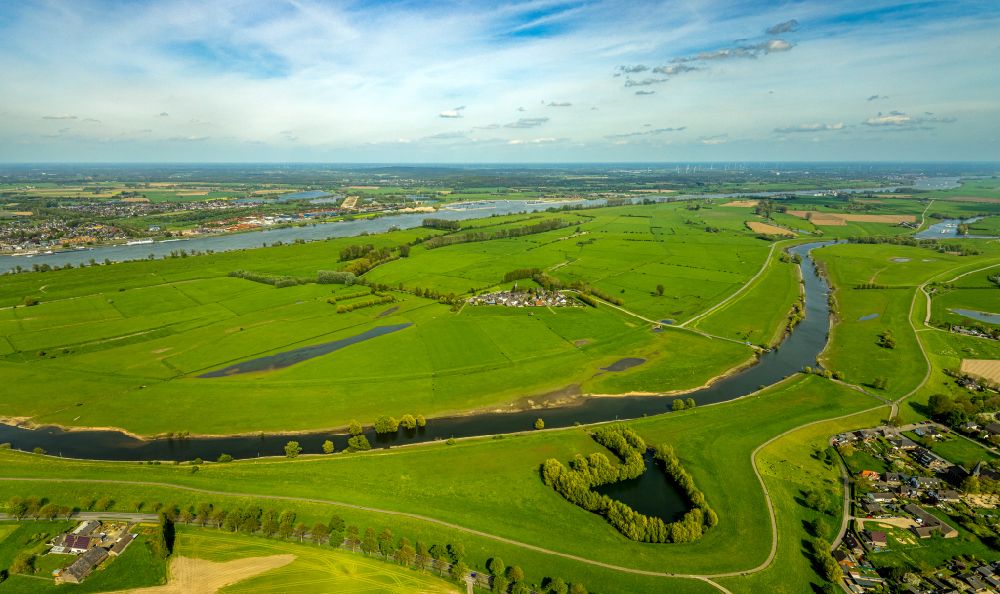 Aerial photograph Kleve - Grassland structures of a field and meadow landscape on the banks of the river Griethauser Altrhein on the K3 road in Kleve in the state of North Rhine-Westphalia, Germany