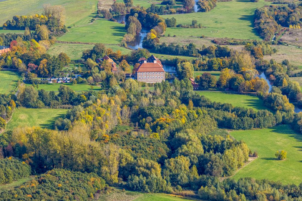 Aerial photograph Hamm - Structures of a field landscape on Wasserschloss Schloss Oberwerries in the district Heessen in Hamm at Ruhrgebiet in the state North Rhine-Westphalia, Germany