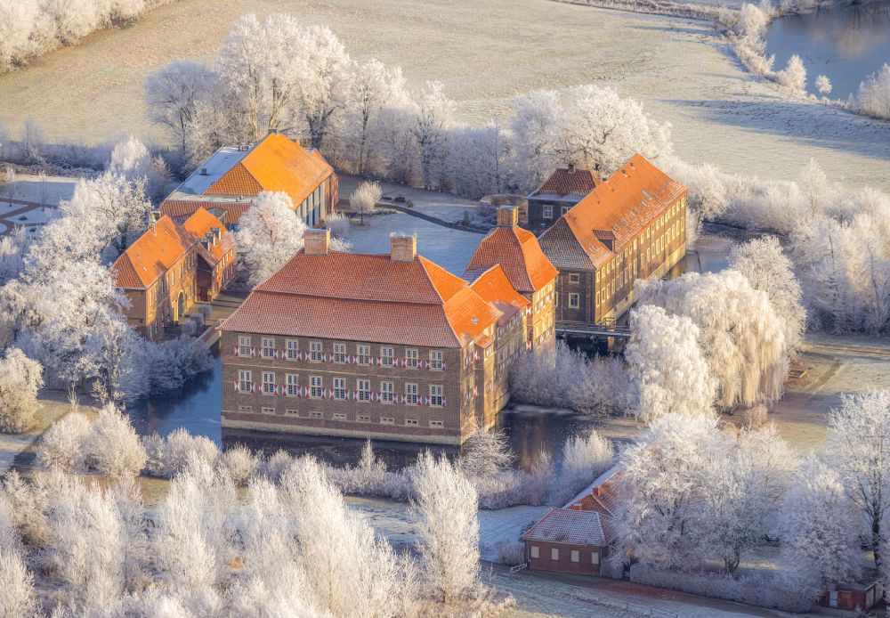 Aerial image Hamm - Structures of a field landscape on Wasserschloss Schloss Oberwerries in the district Heessen in Hamm at Ruhrgebiet in the state North Rhine-Westphalia, Germany