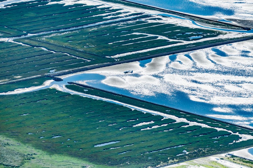 Aerial photograph Norderney - Grassland structures of a salt marsh landscape on the south side of the island of Norderney in the state of Lower Saxony, Germanyy