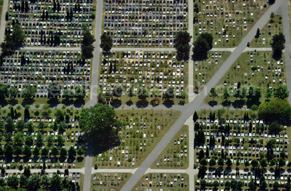 Warschau from the bird's eye view: View of graves in Warsaw in the voivodeship Masowien in Poland