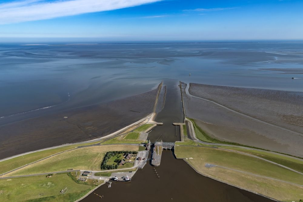 Krummhörn from above - Since 1991, the barrier plant Leysiel with Siel and lock forms the final construction of the dyke nose Leyhoern, the core of the coastal protection measure Leybucht. The 30 meter wide Siel supports the drainage function of the plants in Greetsiel and Leybuchtsiel. The inland lake of 200 hectares of storage lake serves both to absorb the water draining through the river Siele and as storage space when inland water is pumped in via pumping stations in case of several-day storm tides