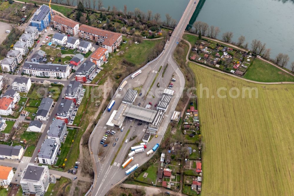 Aerial photograph Bad Säckingen - Border crossing - customs facility restricted to cross the Rhine via the Fridolinsbruecke to Stein in Switzerland in Bad Saeckingen in the state of Baden-Wuerttemberg, Germany