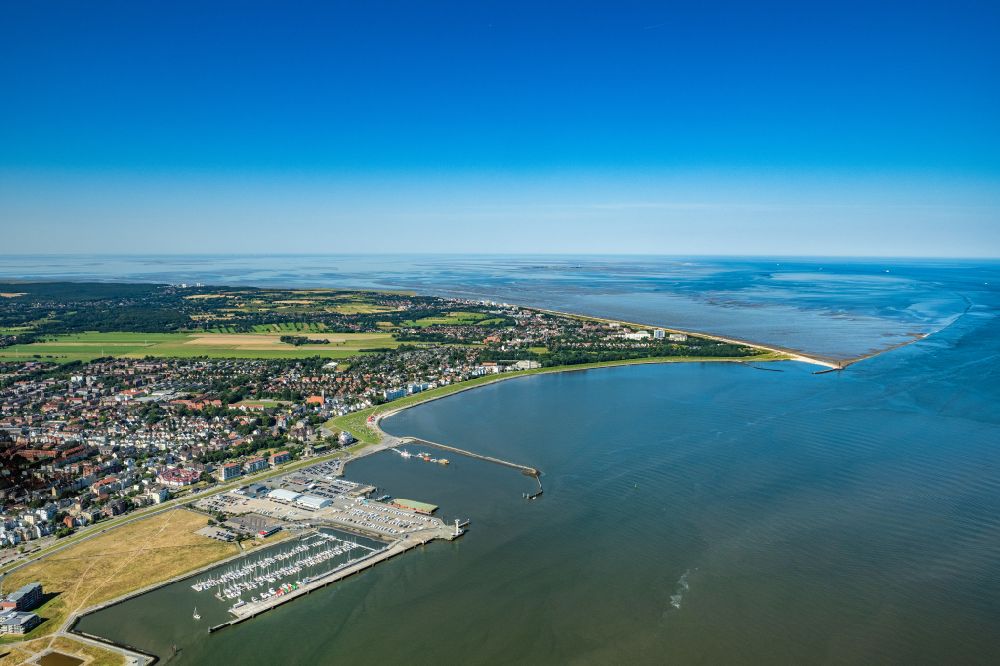 Cuxhaven from the bird's eye view: The Grimmershoernbucht with the dike system Doeser Sea dike with beach chairs in the evening sun in Cuxhaven Doese in the state of Lower Saxony
