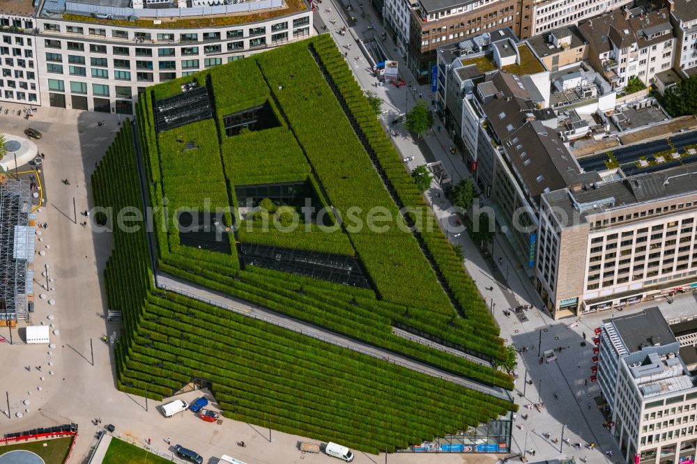 Düsseldorf from the bird's eye view: Green building complex of the shopping center Ingenhoven-Tal - Koebogen 2 on Gustaf-Gruendgens-Place in Duesseldorf at Ruhrgebiet in the state North Rhine-Westphalia, Germany