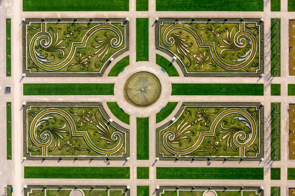 Aerial photograph Hannover - The big garden in the part of town of Herrenhausen in Hannover in the federal state Lower Saxony. The baroque garden in the mansions street was established in the 17th century and exists of many Broderie scrutinise and the centrally situated bell jet