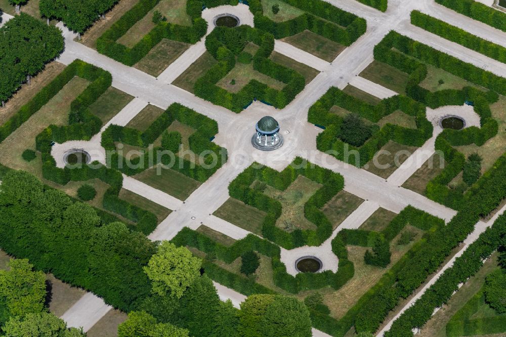 Hannover from the bird's eye view: The big garden in the part of town of Herrenhausen in Hannover in the federal state Lower Saxony. The baroque garden in the mansions street was established in the 17th century and exists of many Broderie scrutinise and the centrally situated bell jet
