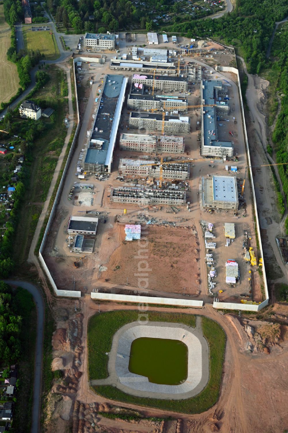 Zwickau from the bird's eye view: Construction site for the new construction of the large prison area and security fencing of the future correctional facility JVA on street Buelaustrasse in the district Marienthal in Zwickau in the state Saxony, Germany