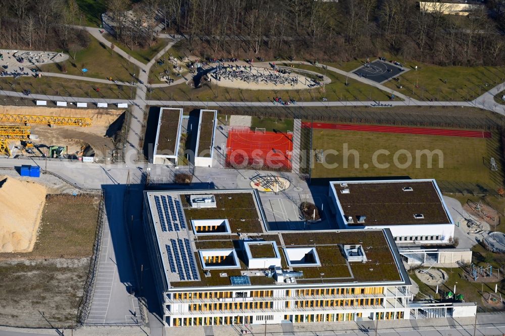Aerial image München - School building einer Grundschule along the Gustl-Bayrhammer-Strasse - Aubinger Allee in the district Freiham in Munich in the state Bavaria, Germany