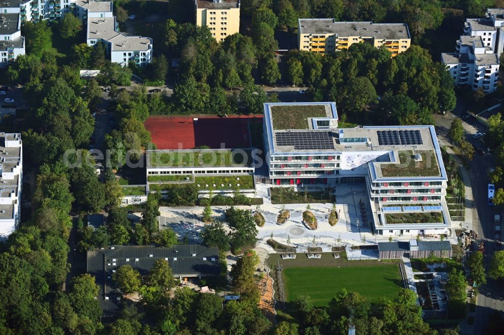 Aerial image München - School building and sports field Grundschule on Ravensburger Ring in the district Aubing-Lochhausen-Langwied in Munich in the state Bavaria, Germany