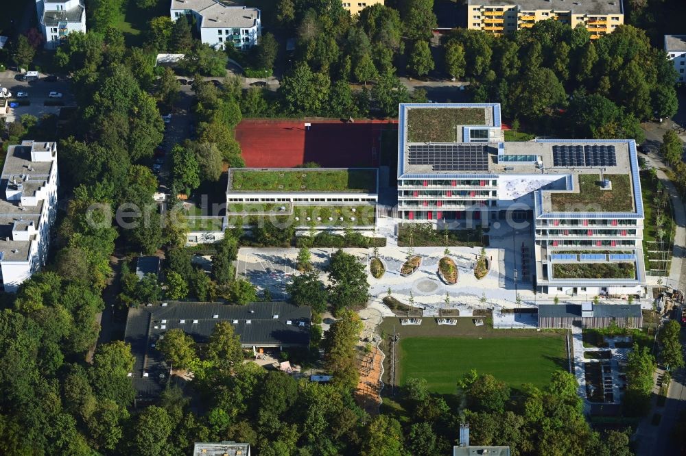 Aerial photograph München - School building and sports field Grundschule on Ravensburger Ring in the district Aubing-Lochhausen-Langwied in Munich in the state Bavaria, Germany