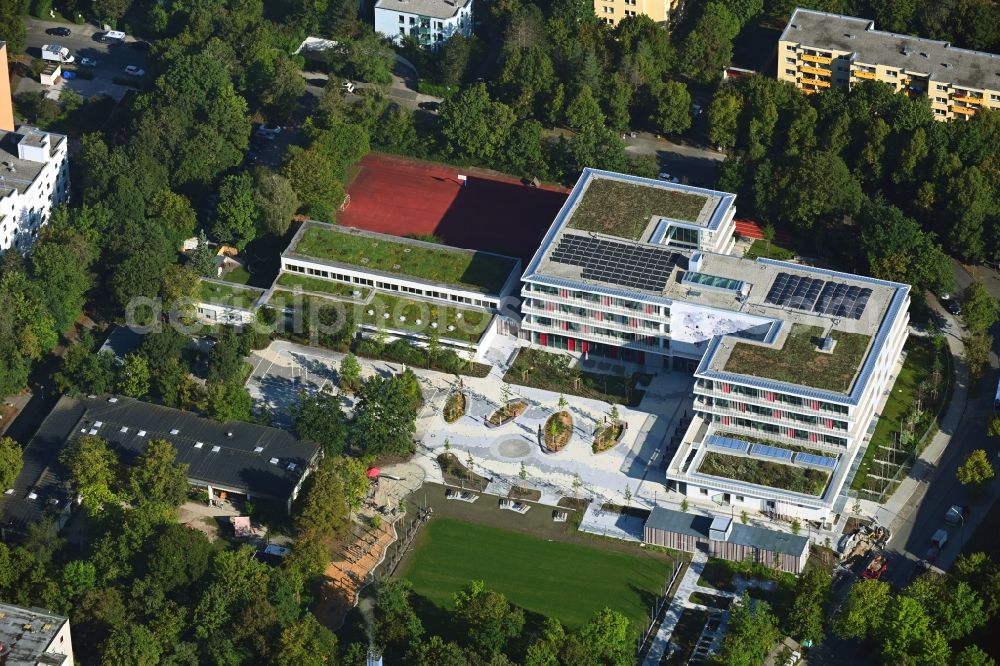 München from above - School building and sports field Grundschule on Ravensburger Ring in the district Aubing-Lochhausen-Langwied in Munich in the state Bavaria, Germany