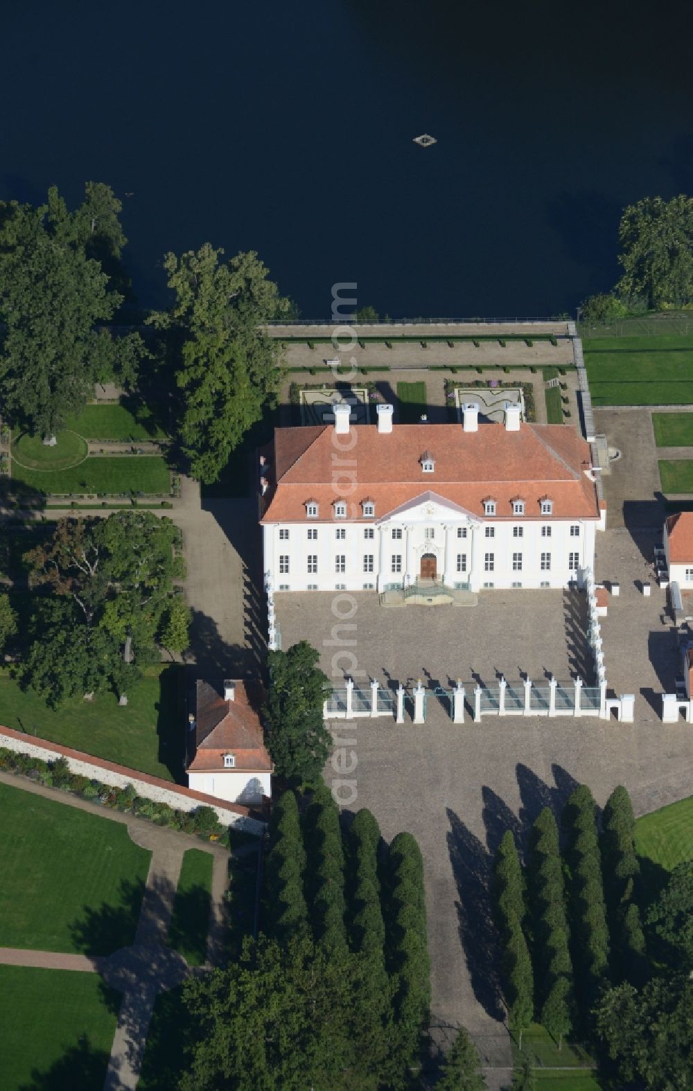 Aerial photograph Meseberg - Castle Meseberg the Federal Government on the banks of Huwenowsees in the town district Gransee in Brandenburg