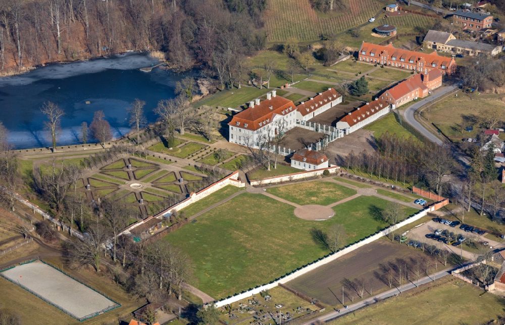 Gransee from the bird's eye view: Castle Meseberg the Federal Government on the banks of Huwenowsees in the town district Gransee in Brandenburg