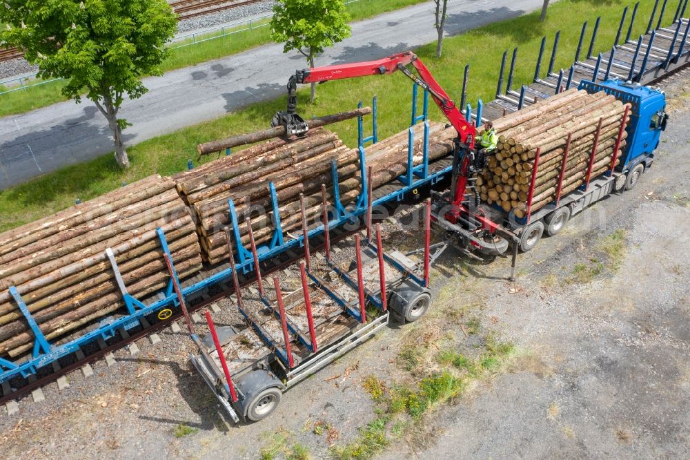 Aerial photograph Pockau-Lengefeld - Loading of wagons with tree trunks of a train in freight traffic on the track in Pockau-Lengefeld in the state Saxony, Germany