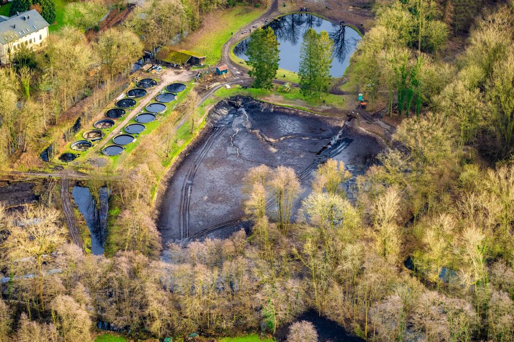 Aerial photograph Fredenbeck - Building and manor house of the estate Deinster Muehle trout farm with empty trout pond in Fredenbeck in the state Lower Saxony, Germany