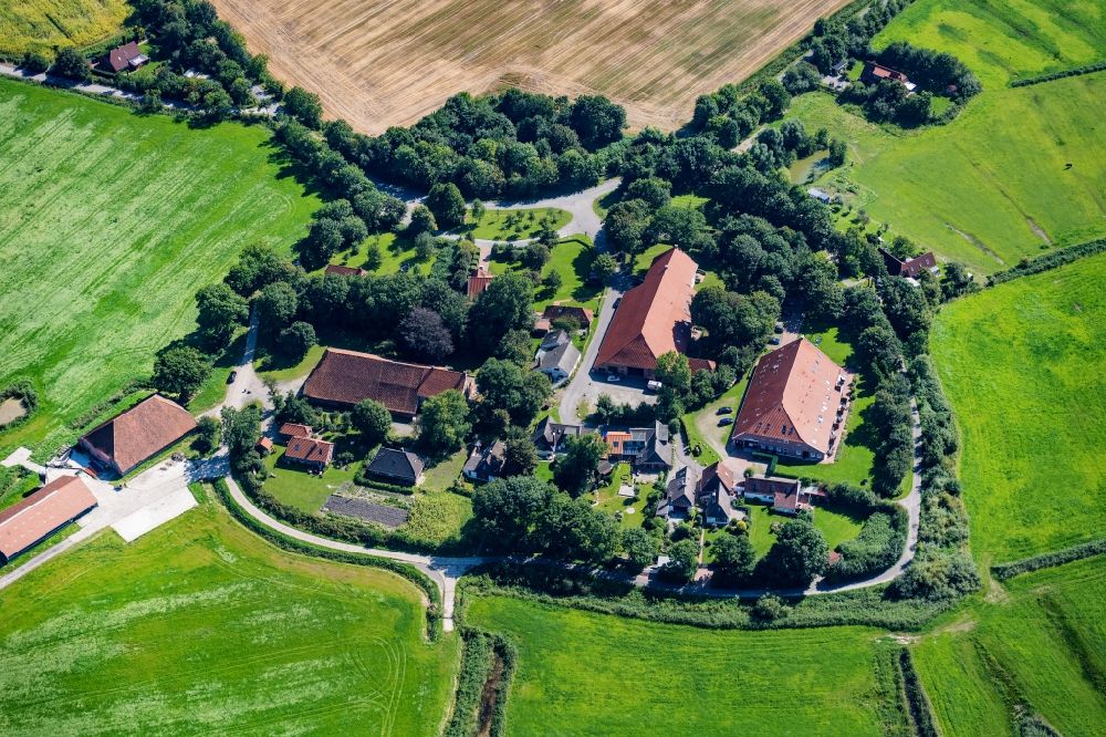 Aerial photograph Krummhörn - Historical warehouses and stables, farm buildings and manor house on the edge of agricultural fields Gulfhof Hauen in Krummhoern in the state Lower Saxony, Germany