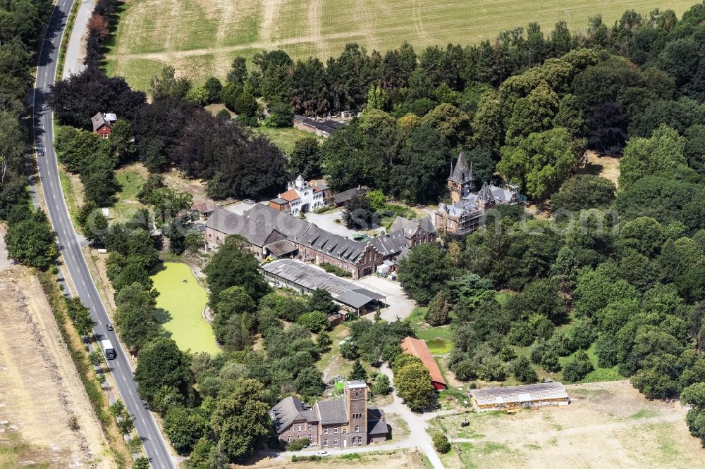 Kempen from above - Building and manor house of the farmhouse in Kempen in the state North Rhine-Westphalia, Germany
