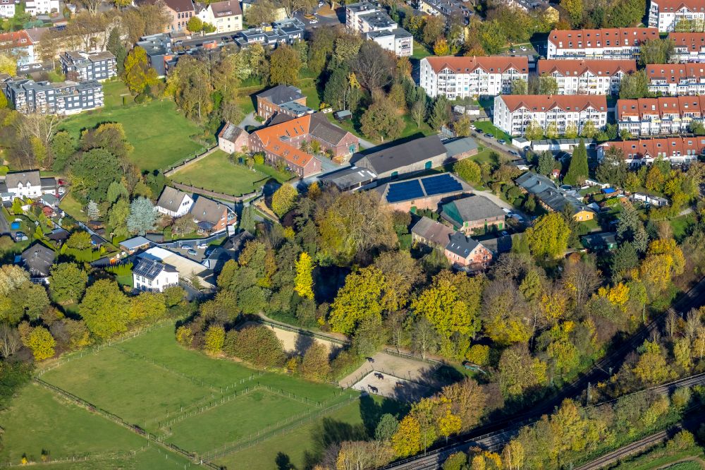 Aerial image Bochum - Building and manor house of the farmhouse Hof Maiweg and horse enclosure on street Im Muehlenkamp in the district Langendreer in Bochum at Ruhrgebiet in the state North Rhine-Westphalia, Germany