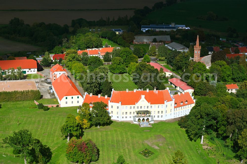 Aerial photograph Lindetal - Historical warehouses and stables, farm buildings and manor house on the edge of agricultural fields Rittergut Leppin on street Schlossweg in the district Leppin in Lindetal in the state Mecklenburg - Western Pomerania, Germany