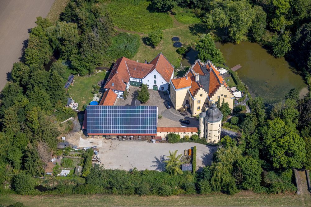 Kamen from the bird's eye view: Historical warehouses and stables, farm buildings and manor house on the edge of agricultural fields with a tower of Haus Reck on street Neuer Weg in the district Herringer Heide in Kamen at Ruhrgebiet in the state North Rhine-Westphalia, Germany