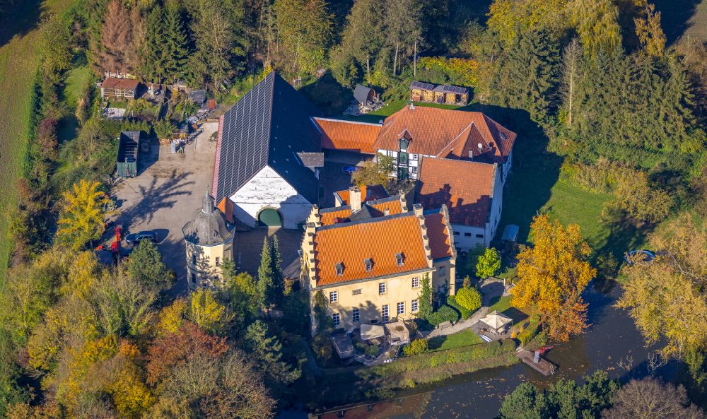 Kamen from the bird's eye view: Historical warehouses and stables, farm buildings and manor house on the edge of agricultural fields with a tower of Haus Reck on street Neuer Weg in the district Herringer Heide in Kamen at Ruhrgebiet in the state North Rhine-Westphalia, Germany