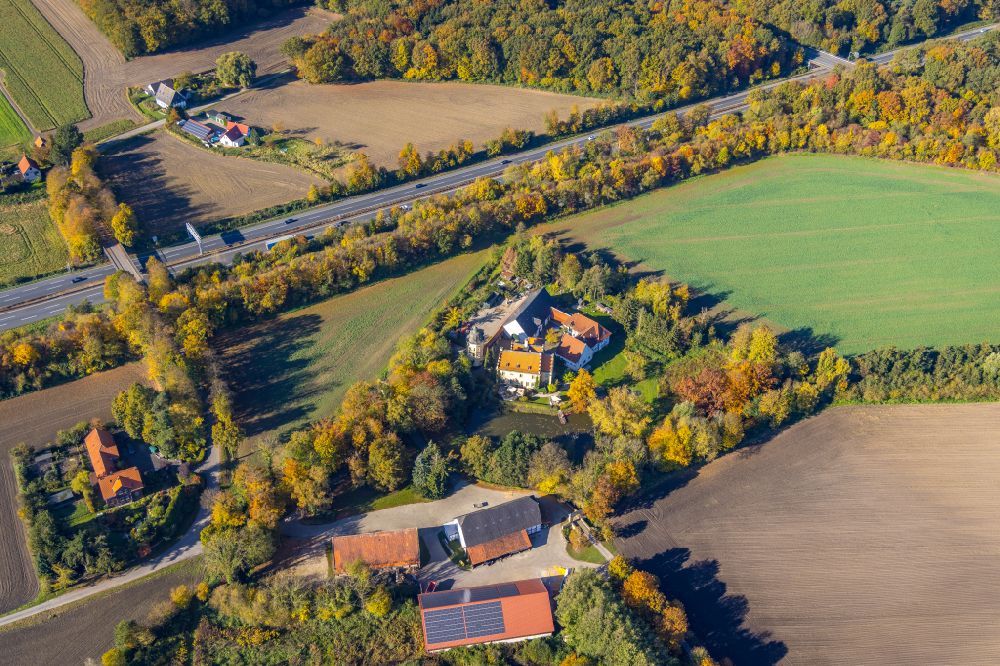 Aerial image Kamen - Historical warehouses and stables, farm buildings and manor house on the edge of agricultural fields with a tower of Haus Reck on street Neuer Weg in the district Herringer Heide in Kamen at Ruhrgebiet in the state North Rhine-Westphalia, Germany