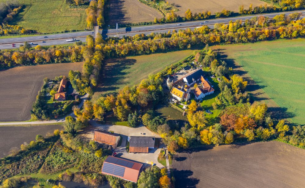 Aerial photograph Kamen - Historical warehouses and stables, farm buildings and manor house on the edge of agricultural fields with a tower of Haus Reck on street Neuer Weg in the district Herringer Heide in Kamen at Ruhrgebiet in the state North Rhine-Westphalia, Germany