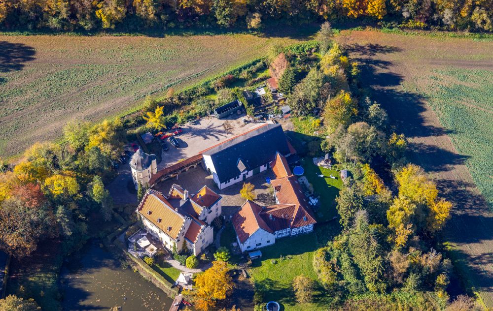 Kamen from above - Historical warehouses and stables, farm buildings and manor house on the edge of agricultural fields with a tower of Haus Reck on street Neuer Weg in the district Herringer Heide in Kamen at Ruhrgebiet in the state North Rhine-Westphalia, Germany