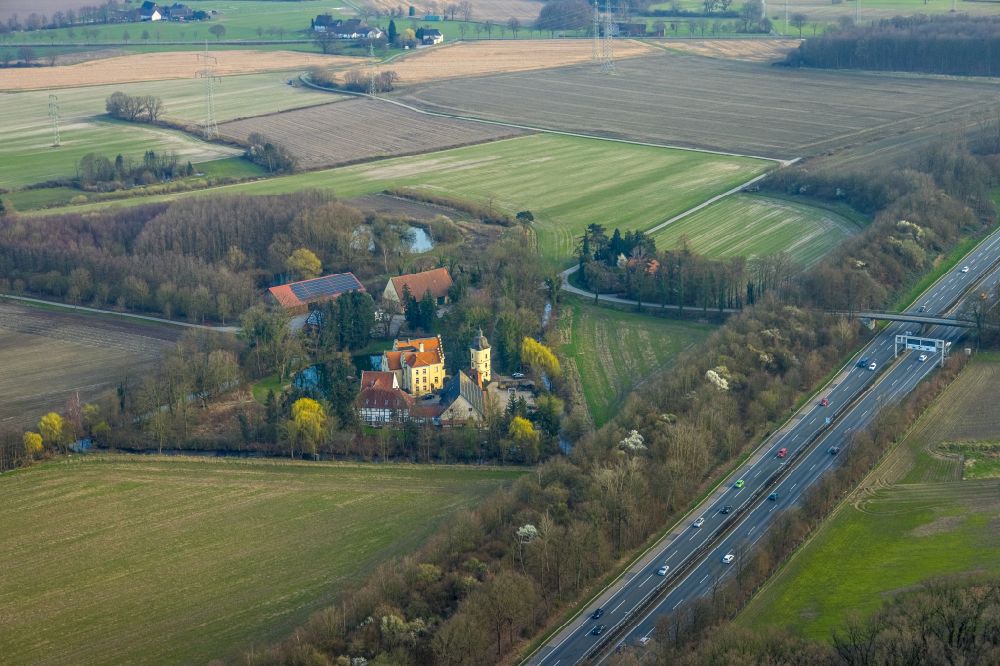 Aerial image Kamen - Historical warehouses and stables, farm buildings and manor house on the edge of agricultural fields with a tower of Haus Reck on street Neuer Weg in the district Herringer Heide in Kamen at Ruhrgebiet in the state North Rhine-Westphalia, Germany