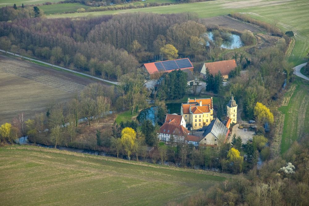 Aerial photograph Kamen - Historical warehouses and stables, farm buildings and manor house on the edge of agricultural fields with a tower of Haus Reck on street Neuer Weg in the district Herringer Heide in Kamen at Ruhrgebiet in the state North Rhine-Westphalia, Germany