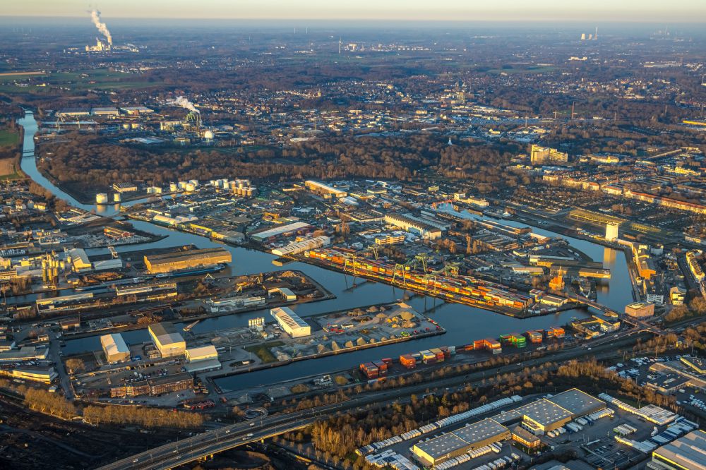 Aerial photograph Dortmund - Port and port area of a??a??the inland port on the banks of the Ruhr in the Hafen district in Dortmund in the Ruhr area in the state North Rhine-Westphalia, Germany