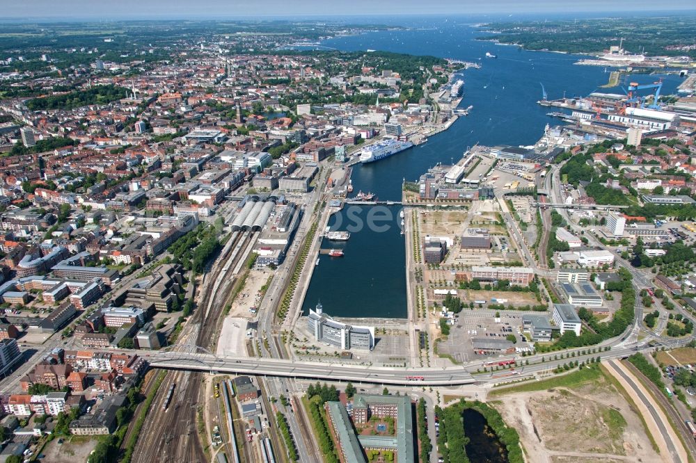 Aerial photograph Kiel - View of the port of Kiel and the Baltic Sea in the background in the state Schleswig-Holstein. In front of the harbour basin with the estuary of the Baltic Sea the Gablenzstrasse runs