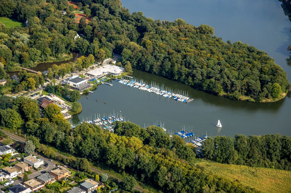 Haltern am See from the bird's eye view: Harbor with sports boat moorings and boat moorings of the Prinzensteg Sailing Club on the shore area of the Halterner reservoir in Haltern am See in the Ruhr area in the state of North Rhine-Westphalia, Germany