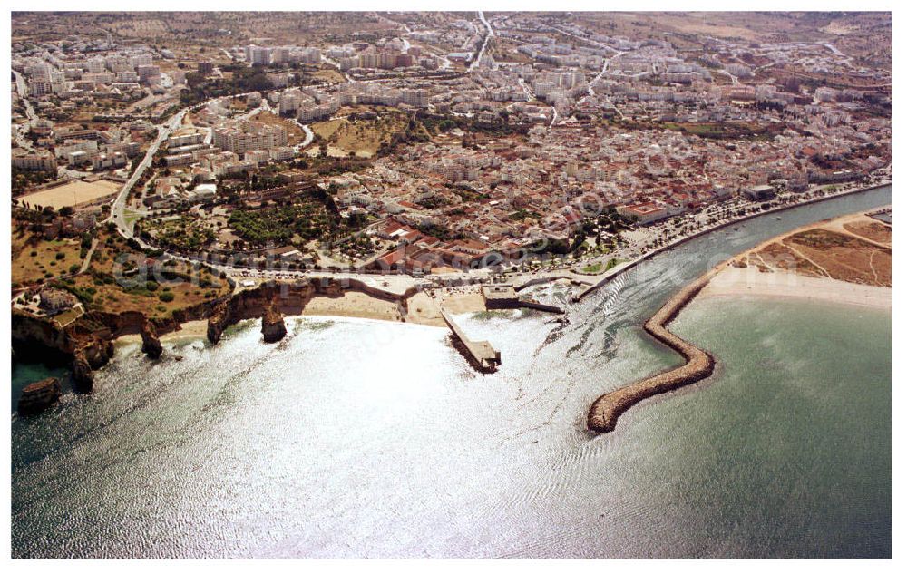 Lagos from the bird's eye view: Hafen - und Stadtansicht in Lagos an der Algarve / Portugal.