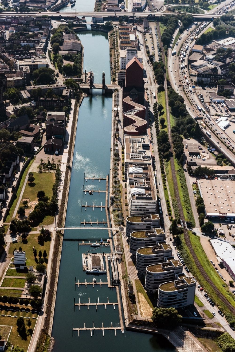 Aerial photograph Duisburg - Inner harbour docks and pool Holzhafen in Duisburg in the state of North Rhine-Westphalia