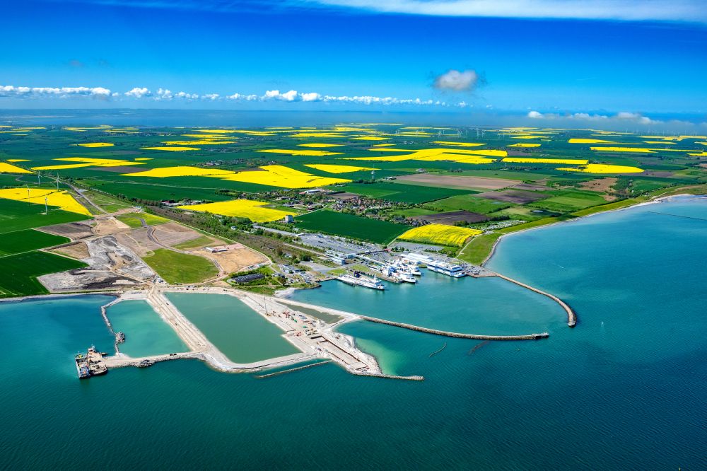 Aerial photograph Fehmarn - Port facilities of the ferry port and construction site for the construction of the Fehmarnbelt Tunnel in Puttgarden on Fehmarn in the state Schleswig-Holstein, Germany