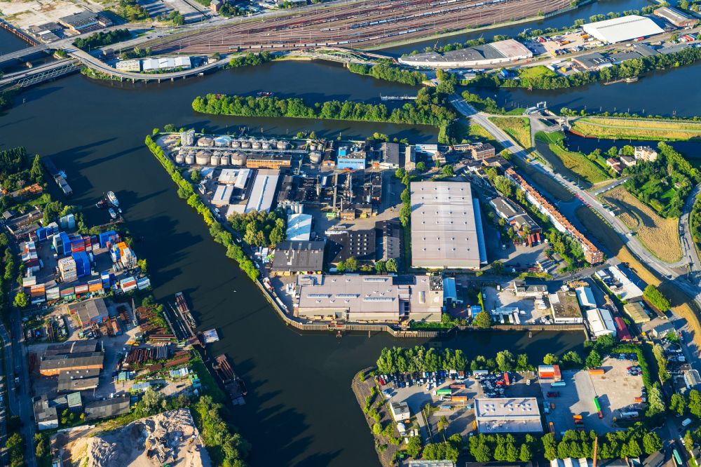 Hamburg from the bird's eye view: Port facilities industrial plants on the banks of the harbor basin at Kluetjenfelder Hafen along Kluetjenfelder Strasse in the district Wilhelmsburg in Hamburg, Germany