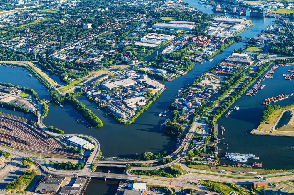 Aerial image Hamburg - Port facilities industrial plants on the banks of the harbor basin at Kluetjenfelder Hafen along Kluetjenfelder Strasse in the district Wilhelmsburg in Hamburg, Germany