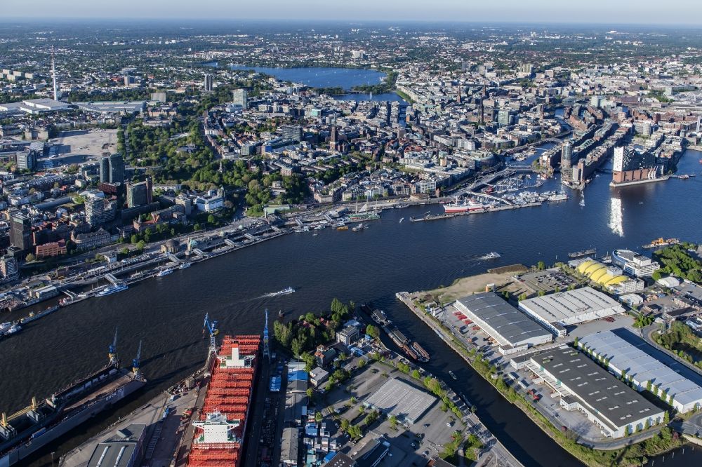 Aerial image Hamburg - Port facilities and jetties in St.Pauli on the banks of the river course of the of the River Elbe in Hamburg, Germany