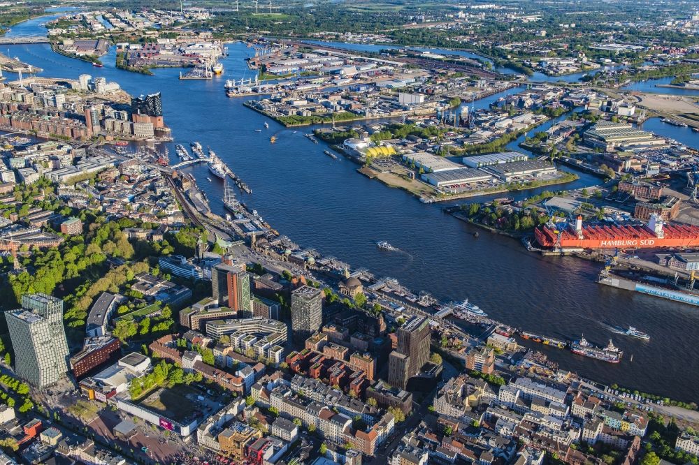 Aerial image Hamburg - Port facilities and jetties in St.Pauli on the banks of the river course of the of the River Elbe in Hamburg, Germany