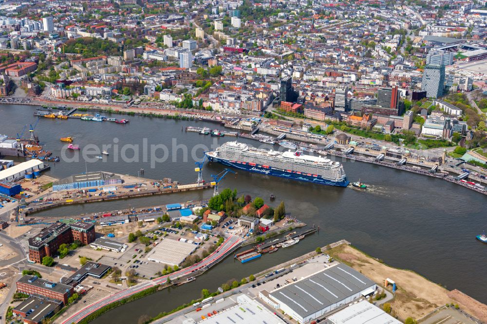 Hamburg from the bird's eye view: Port facilities and jetties in St.Pauli on the banks of the river course of the of the River Elbe in Hamburg, Germany