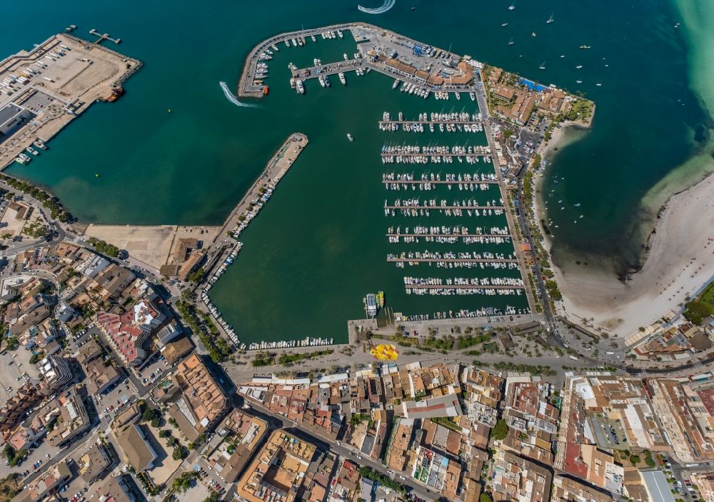 Aerial photograph Port d'Alcudia - Port facilities on the seashore of the with moorings for sailboats in Port d'Alcudia in Balearic island of Mallorca, Spain