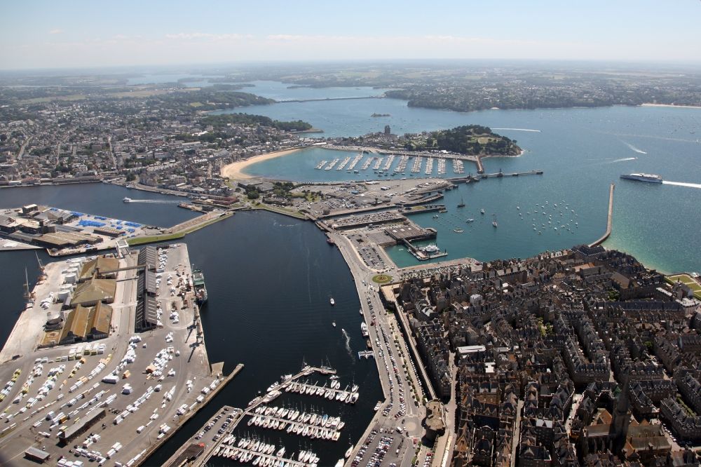 Aerial photograph Saint-Malo - Port facilities on the seashore of the northern channel coast of Brittany in Saint-Malo in Brittany, France. On the right side a part of the historic town of Saint Malo, called Intra Muros