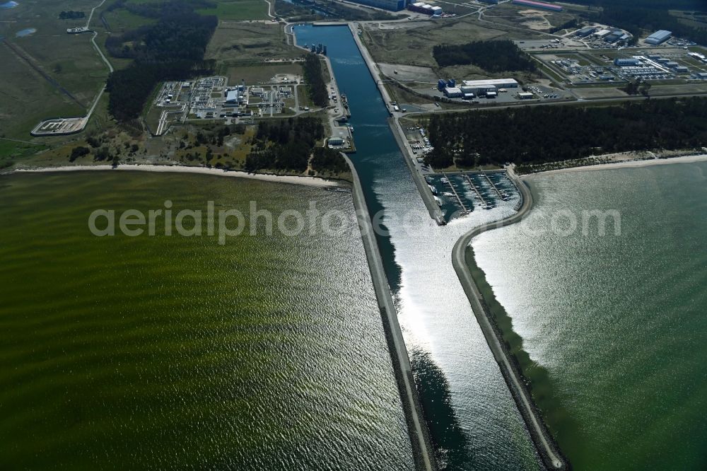 Aerial photograph Lubmin - Port facilities on the seashore of the Industriehafens in Lubmin in the state Mecklenburg - Western Pomerania, Germany
