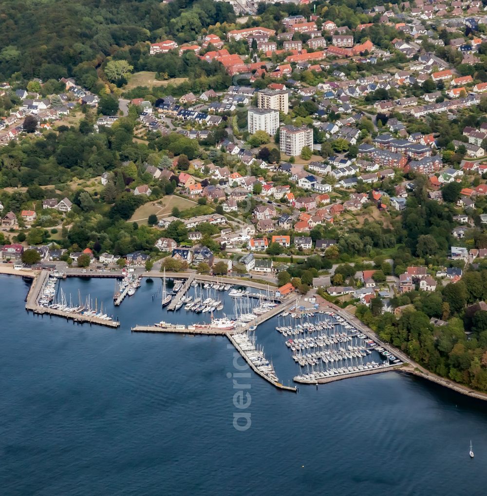 Heikendorf from the bird's eye view: Harbour arrangements on the Baltic Sea coast of the Kiel Foerde in Heikendorf in the federal state Schleswig-Holstein, Germany