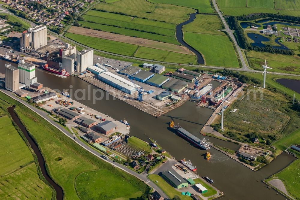 Aerial photograph Husum - Port facilities with repair shipyard and silo grain storage with adjacent warehouses in Husum in the state Schleswig-Holstein, Germany