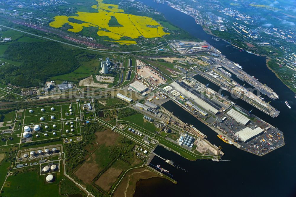 Aerial photograph Rostock - Port facilities on the shores of the harbor of of Seehafen of ROSTOCK PORT GmbH in the district Peez in Rostock in the state Mecklenburg - Western Pomerania, Germany
