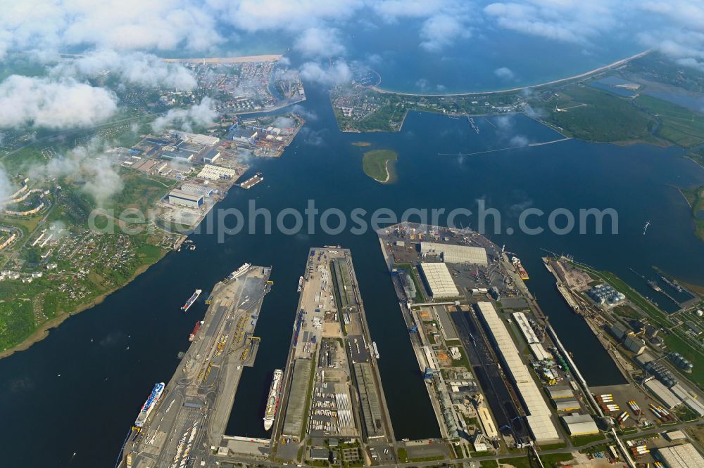 Rostock from the bird's eye view: Port facilities on the shores of the harbor of of Seehafen of ROSTOCK PORT GmbH in the district Peez in Rostock in the state Mecklenburg - Western Pomerania, Germany