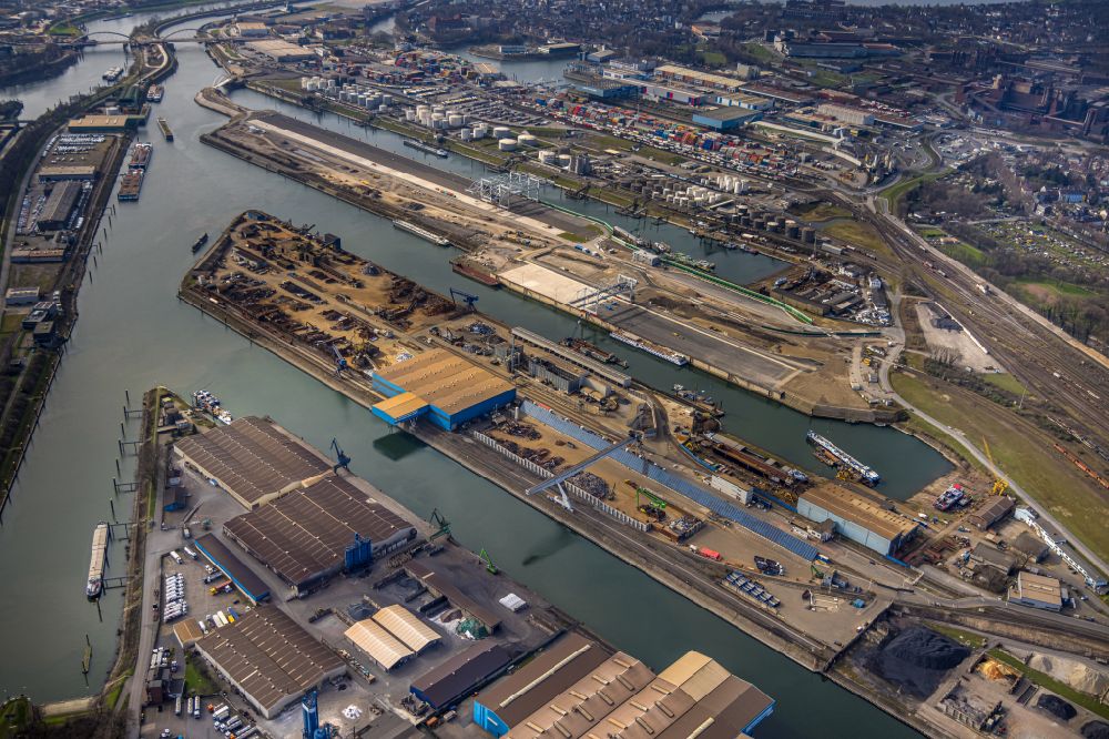 Duisburg from the bird's eye view: Port facilities on the banks of the river course of the the Ruhr in the district Ruhrort in Duisburg at Ruhrgebiet in the state North Rhine-Westphalia, Germany